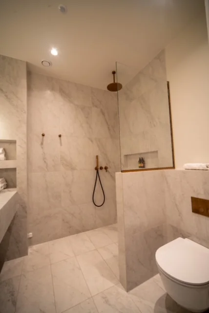 Marmorklädd dusch från BHB Bygg AB:s arbete på Grand Hotel Saltsjöbaden.